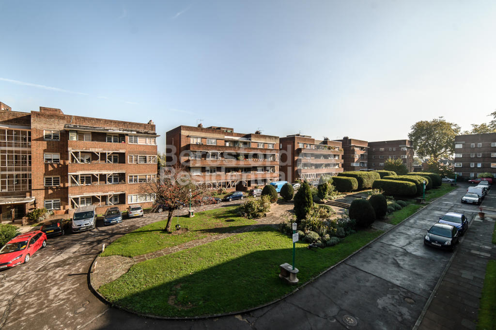 3 bedroom flat for rent in Dorchester Court, Herne Hill, SE24