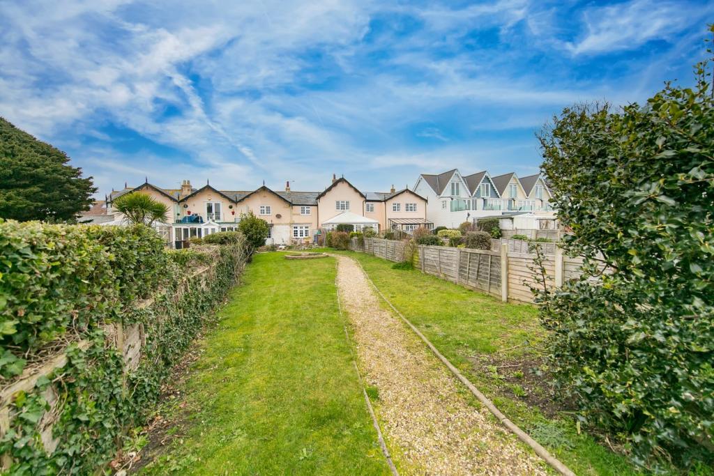 3 bedroom cottage for sale in Green Lane, Walton on the Naze, CO14