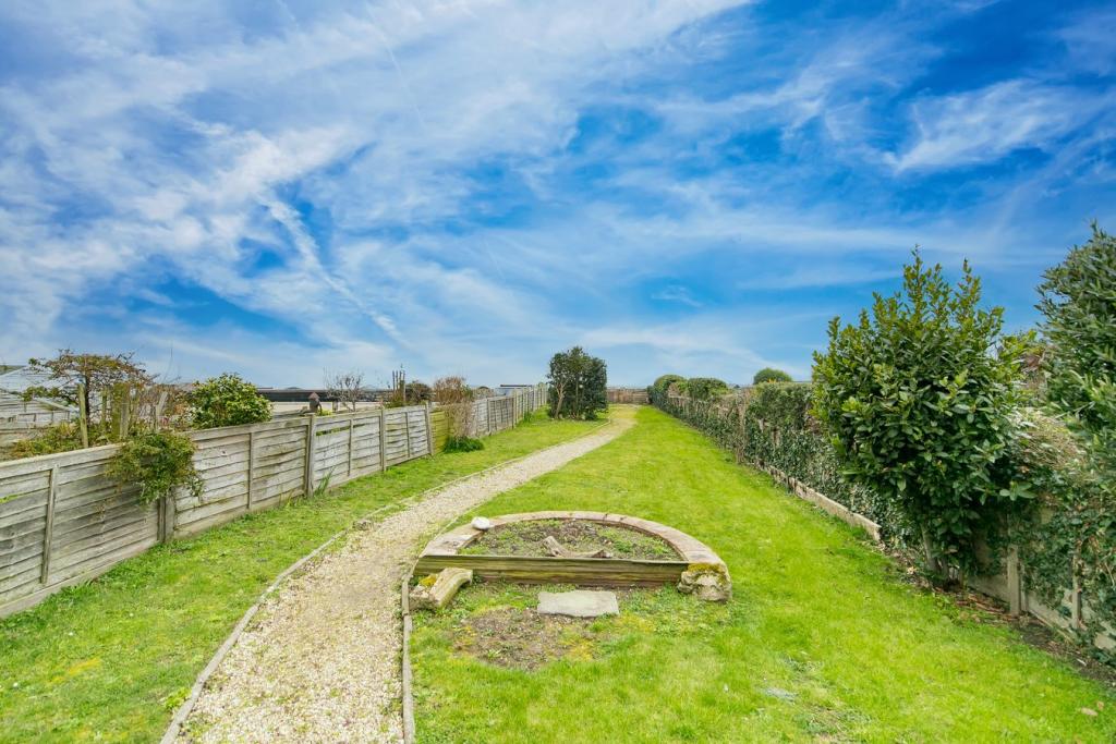 3 bedroom cottage for sale in Green Lane, Walton on the Naze, CO14