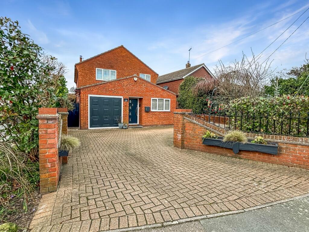 4 bedroom detached house for sale in Bromley Road, Elmstead, Colchester, CO7