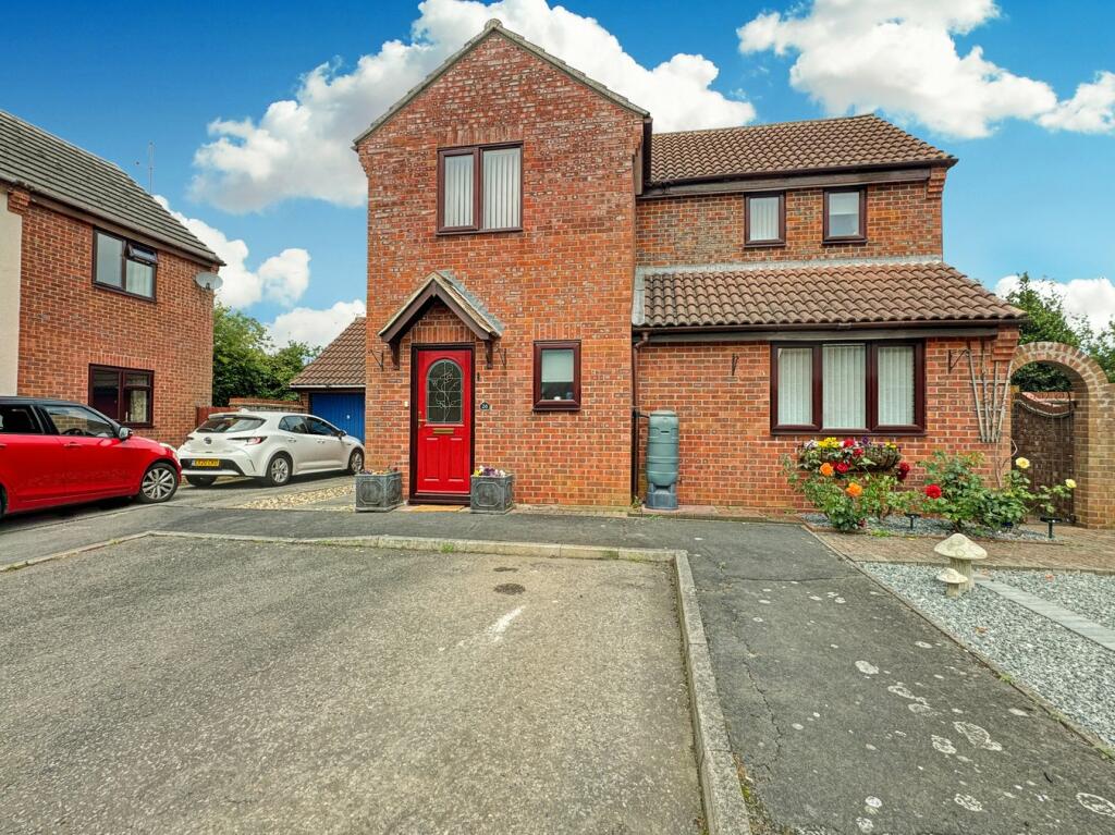 3 bedroom detached house for sale in Poplars Close, Alresford