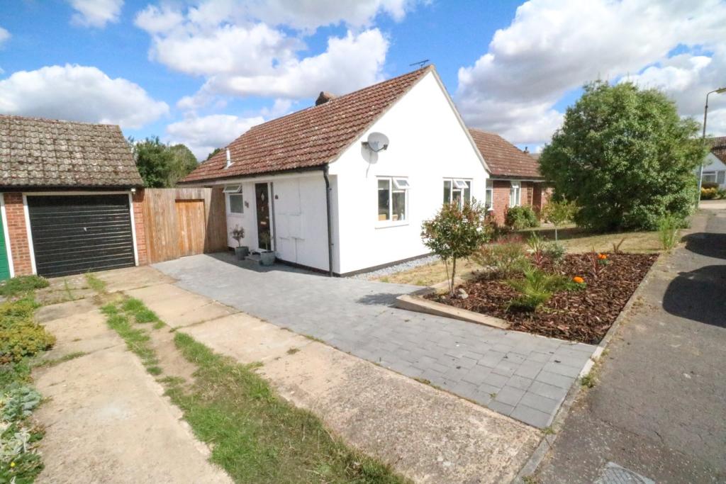 2 bedroom bungalow for sale in Conway Close, Wivenhoe, Colchester, CO7