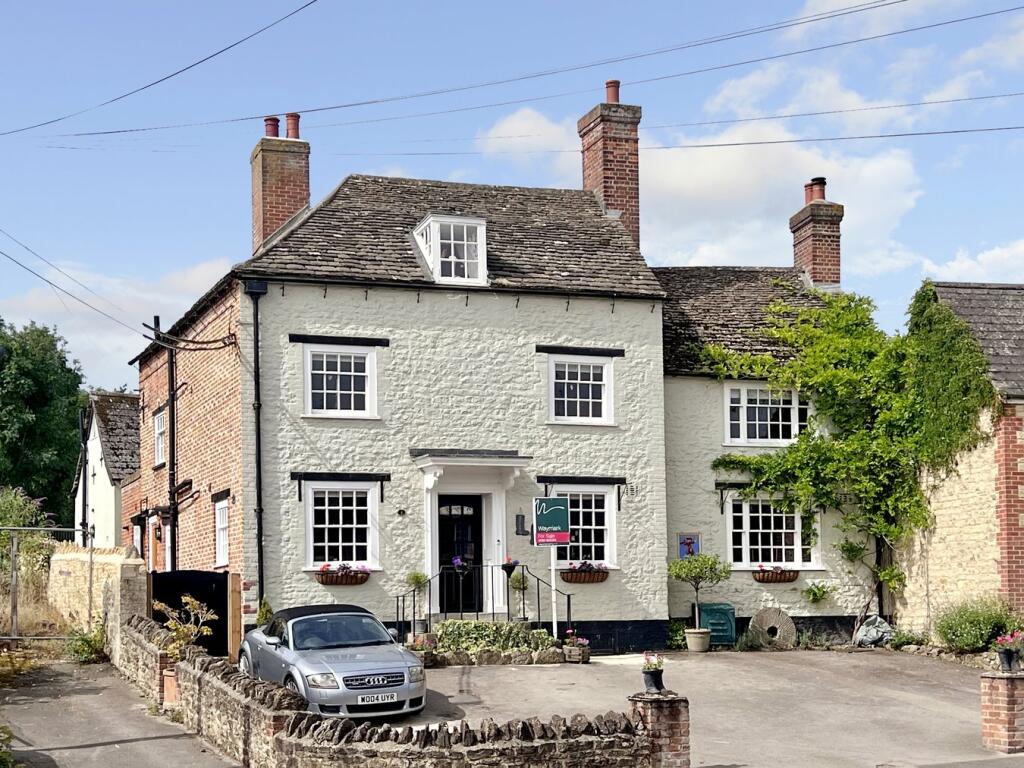 5 bedroom detached house for sale in Lechlade Road, Faringdon, SN7