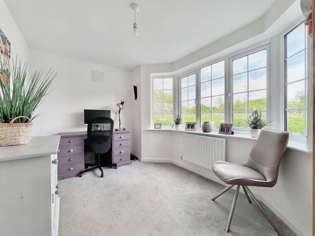 5 bedroom detached house for sale in Ampthill Way, Faringdon, SN7