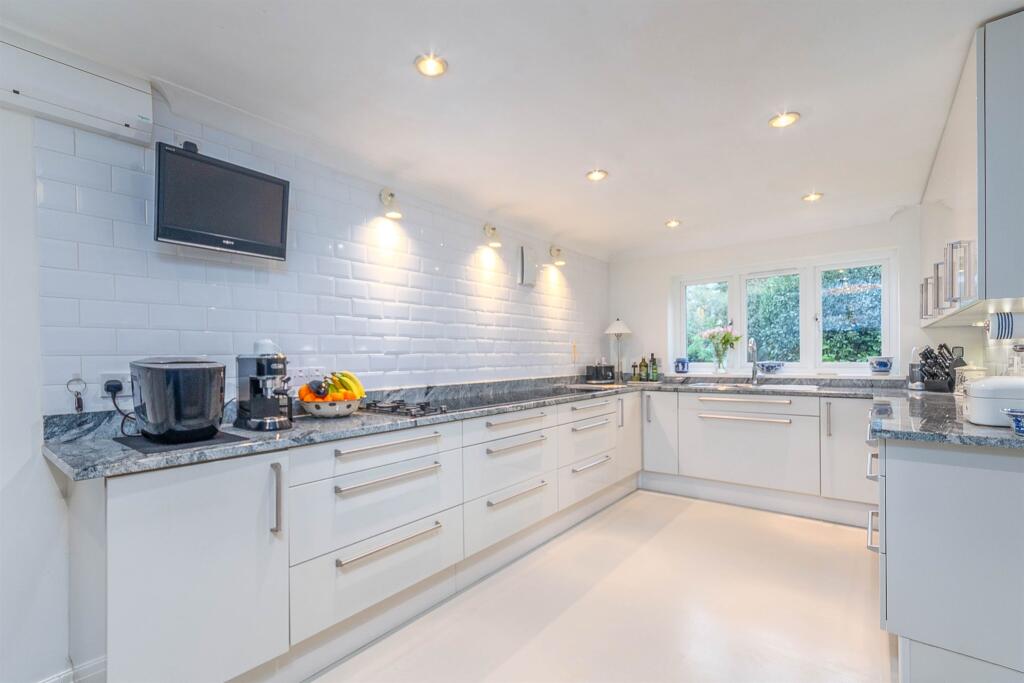 4 bedroom detached house for sale in Green Lane, BurnhamOnCrouch, CM0