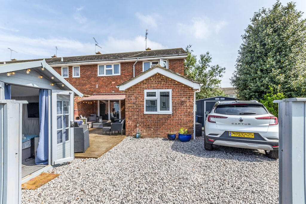 4 bedroom semidetached house for sale in Chestnut Avenue, Heybridge