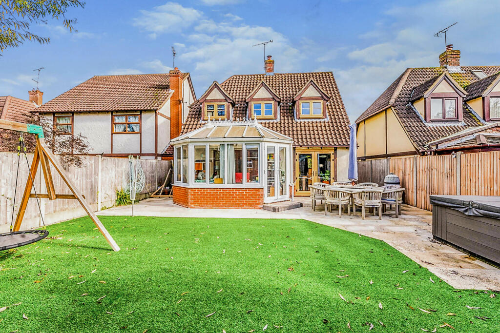 4 bedroom detached house for sale in Nipsells Chase, Mayland