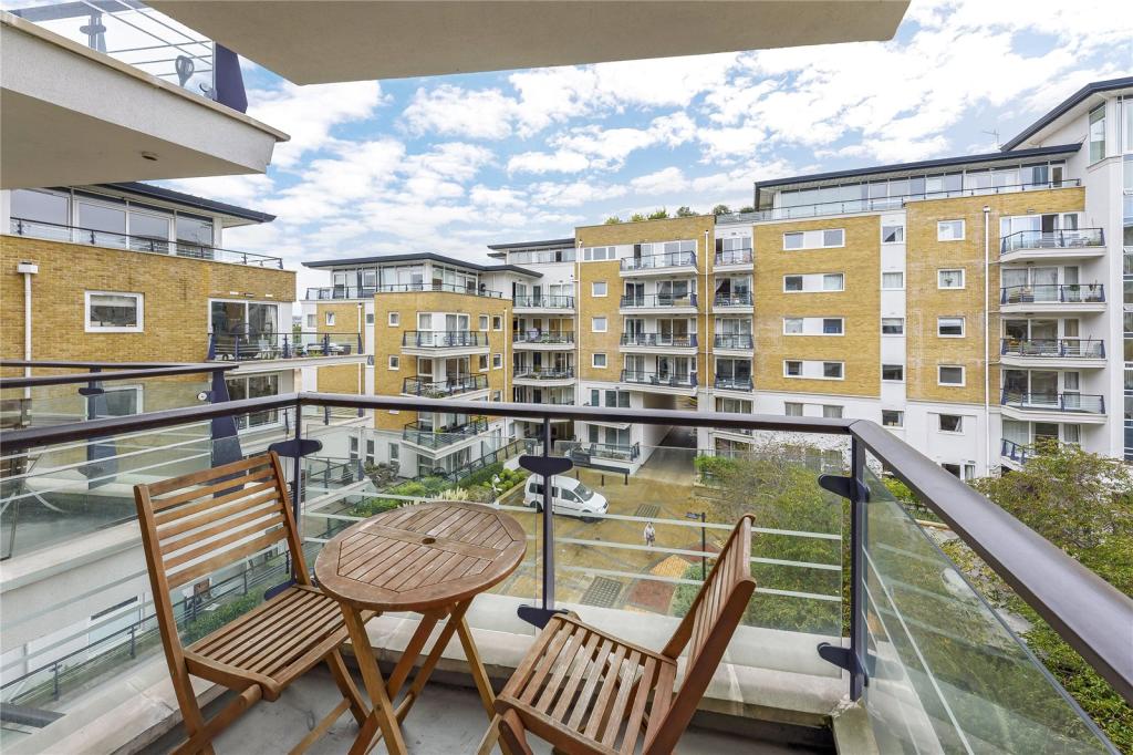 2 bedroom flat for sale in Compass House, Smugglers Way, Wandsworth