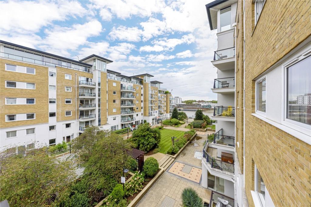 2 bedroom flat for sale in Compass House, Smugglers Way, Wandsworth