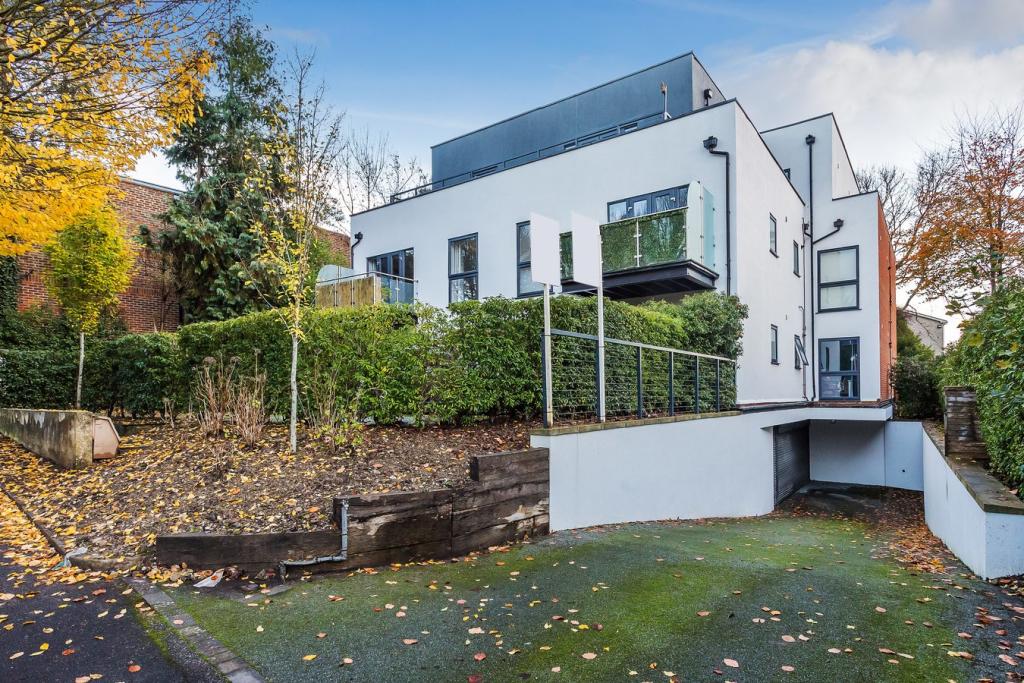 2 bedroom apartment for sale in Station Road, Whyteleafe, CR3