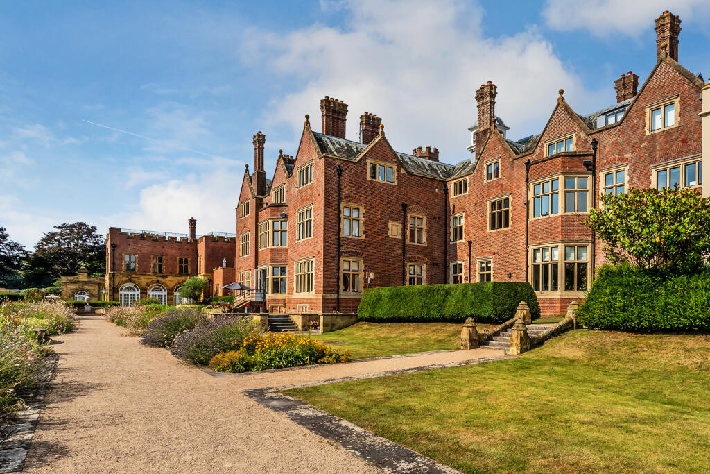 2 bedroom flat for sale in Penshurst Road, Penshurst, Tonbridge, Kent, TN11