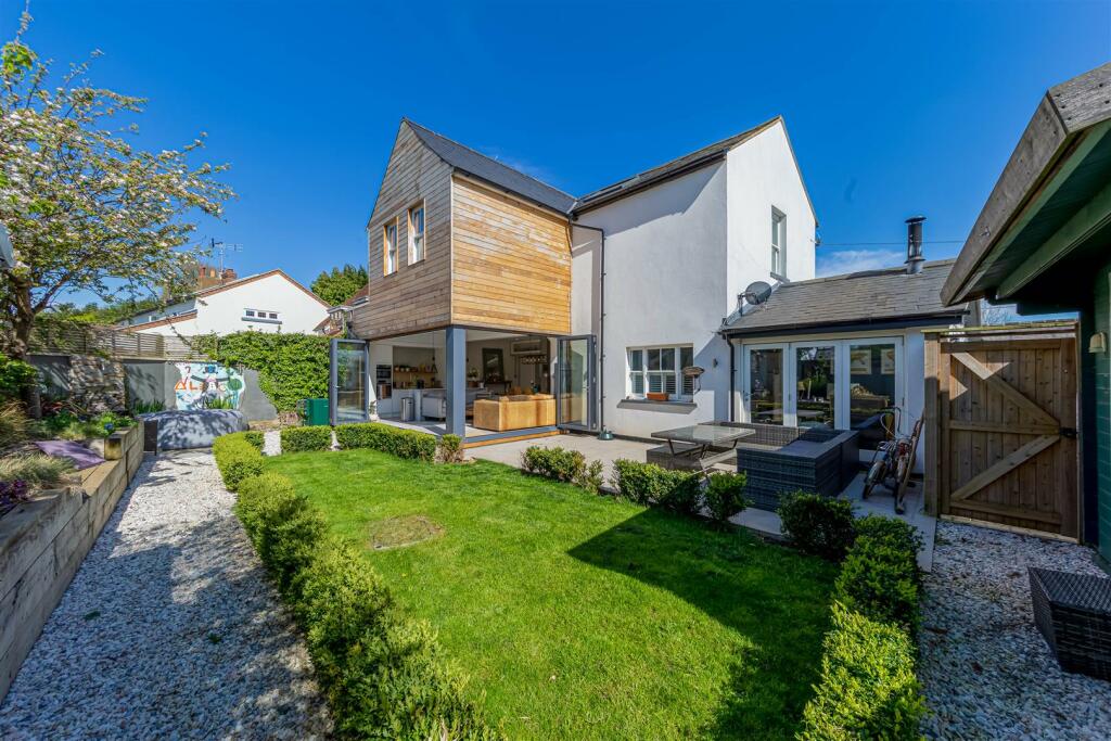 4 bedroom semidetached house for sale in Pouchen End Lane, HEMEL