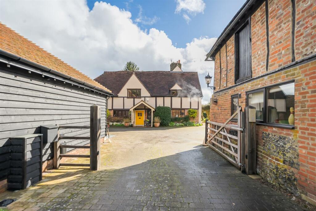 4 bedroom detached house for sale in Lye Green, Chesham, Nr Berkhamsted, HP5
