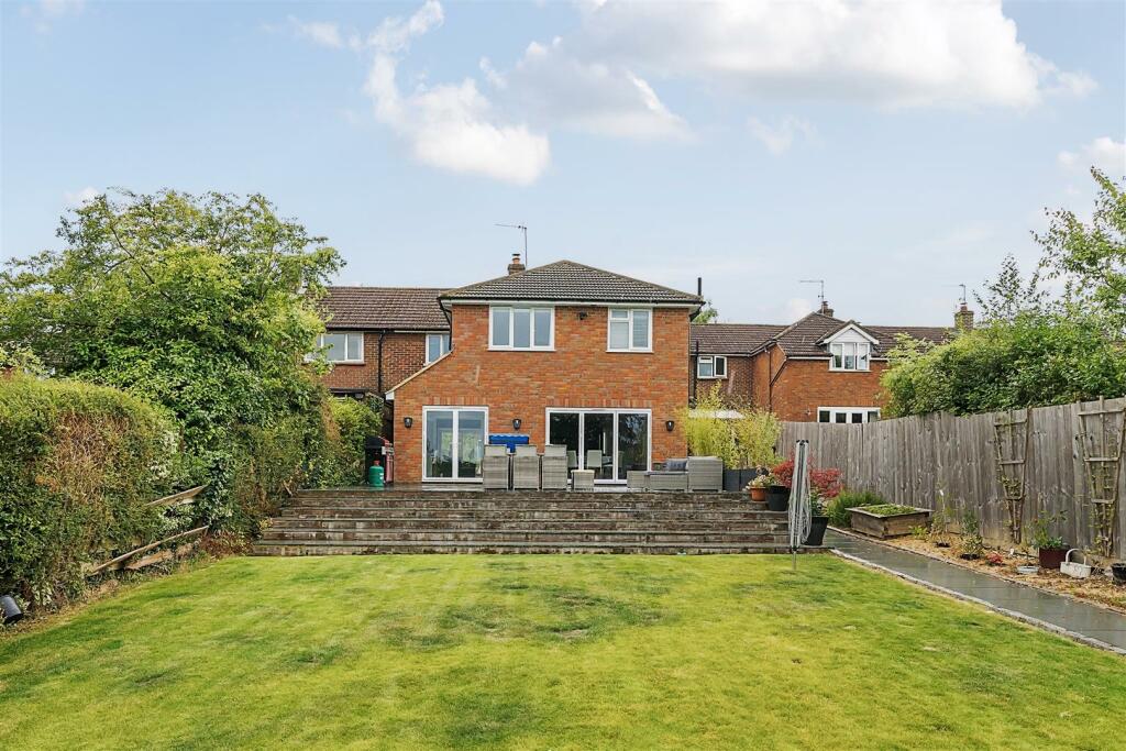 4 bedroom semidetached house for sale in Berkeley Avenue, Chartridge