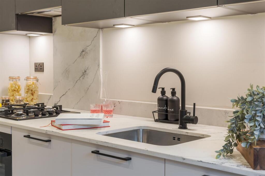 Additional property image - Shootersway, Berkhamsted