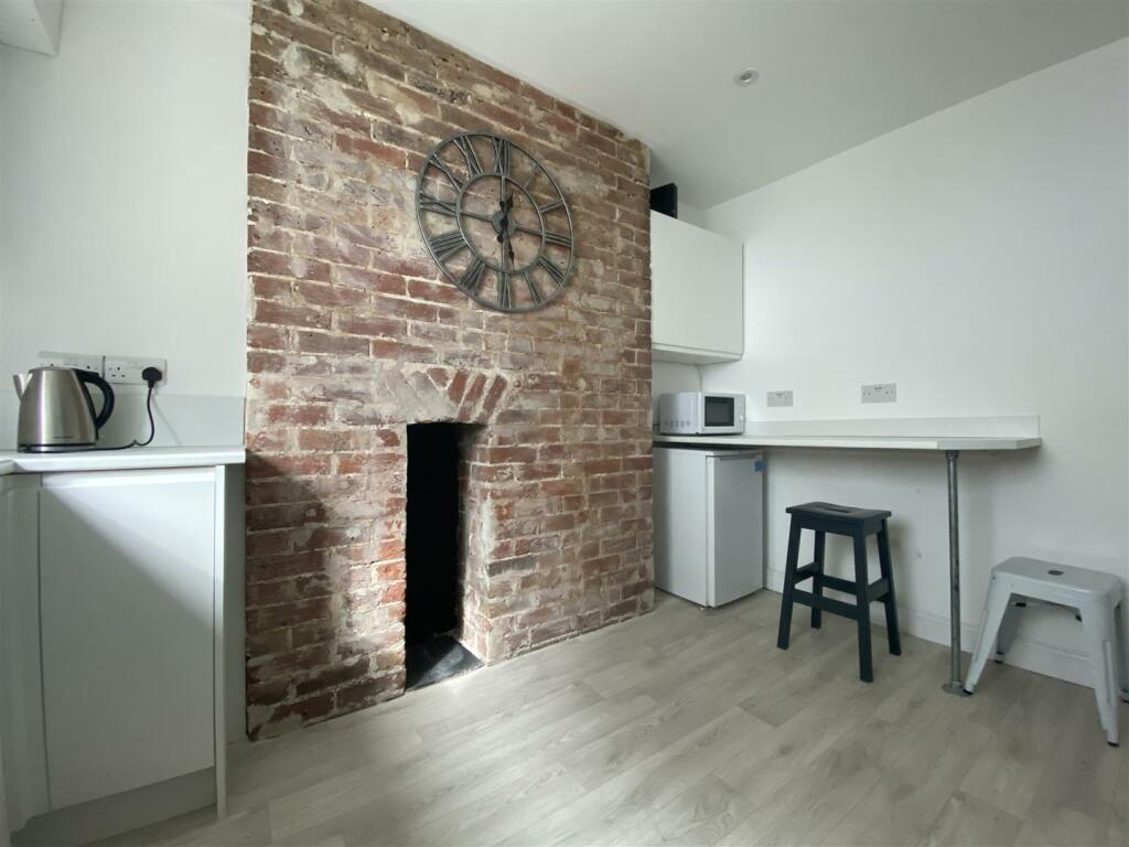 Additional property image - London Road - Smart & Spacious