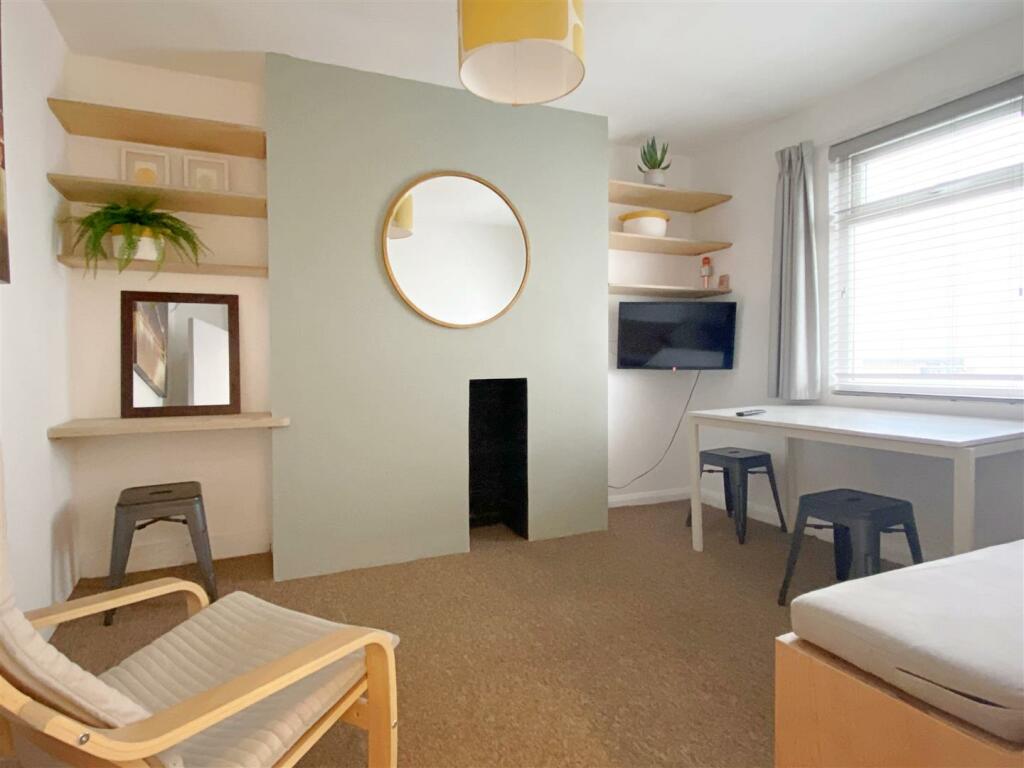 Additional property image - London Road - Smart & Spacious