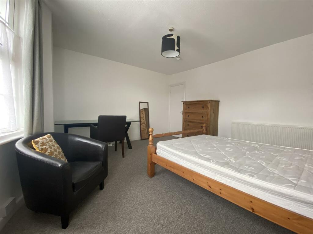 Additional property image - London Road - Smart & Spacious