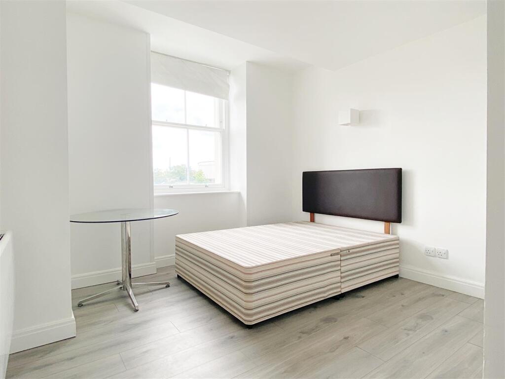 Main image of property: Buckingham Place - Modern Studio