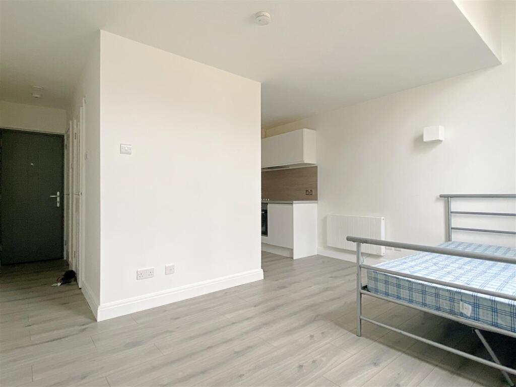 Main image of property: Buckingham Place - Modern Studio
