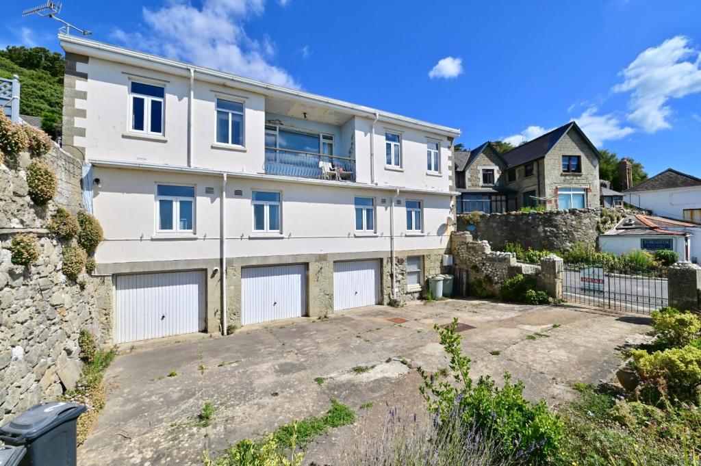 4 bedroom detached house for sale in Shore Road, Ventnor, PO38 4 bedroom detached house for sale in Shore Road, Ventnor, PO38