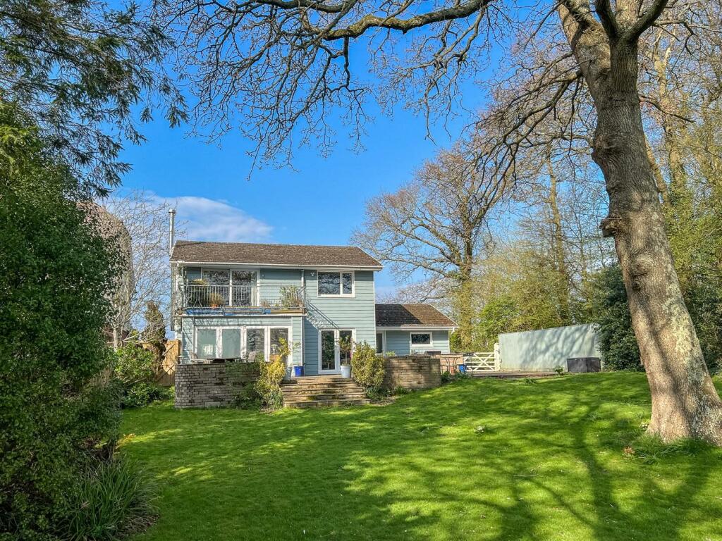 4 bedroom detached house for sale in Alverstone Road, East Cowes, PO32