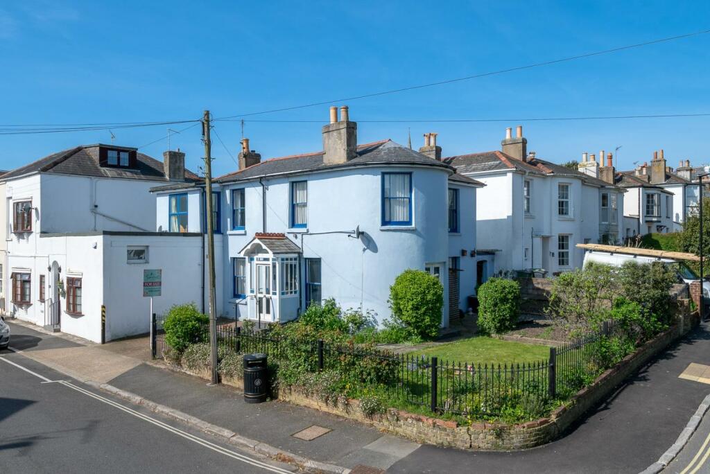 4 bedroom semidetached house for sale in Monkton Street, Ryde, PO33
