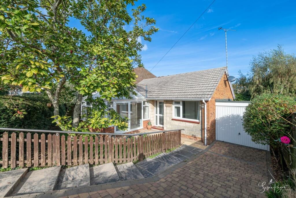 2 bedroom detached bungalow for sale in Red Road, Wootton Bridge, Ryde