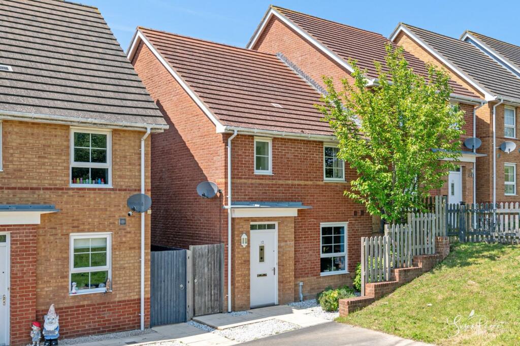 3 bedroom semidetached house for sale in Cosham Close, Bluebell