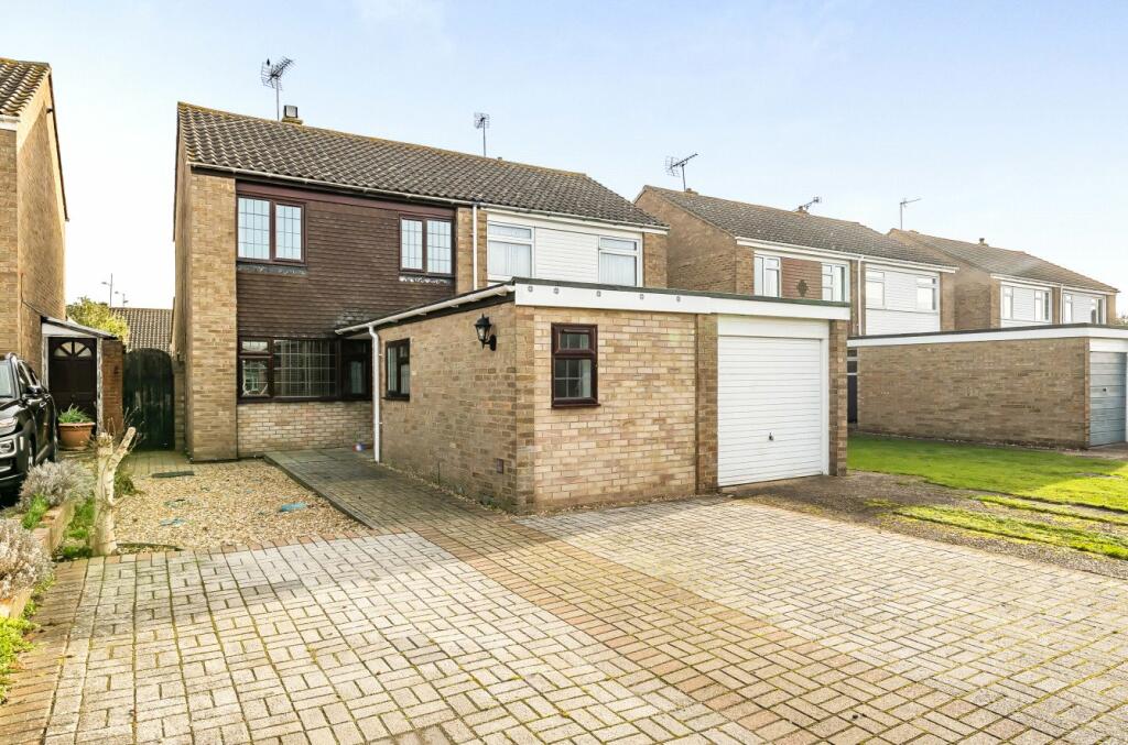 4 bedroom semidetached house for sale in Wheatfields Road, Shinfield