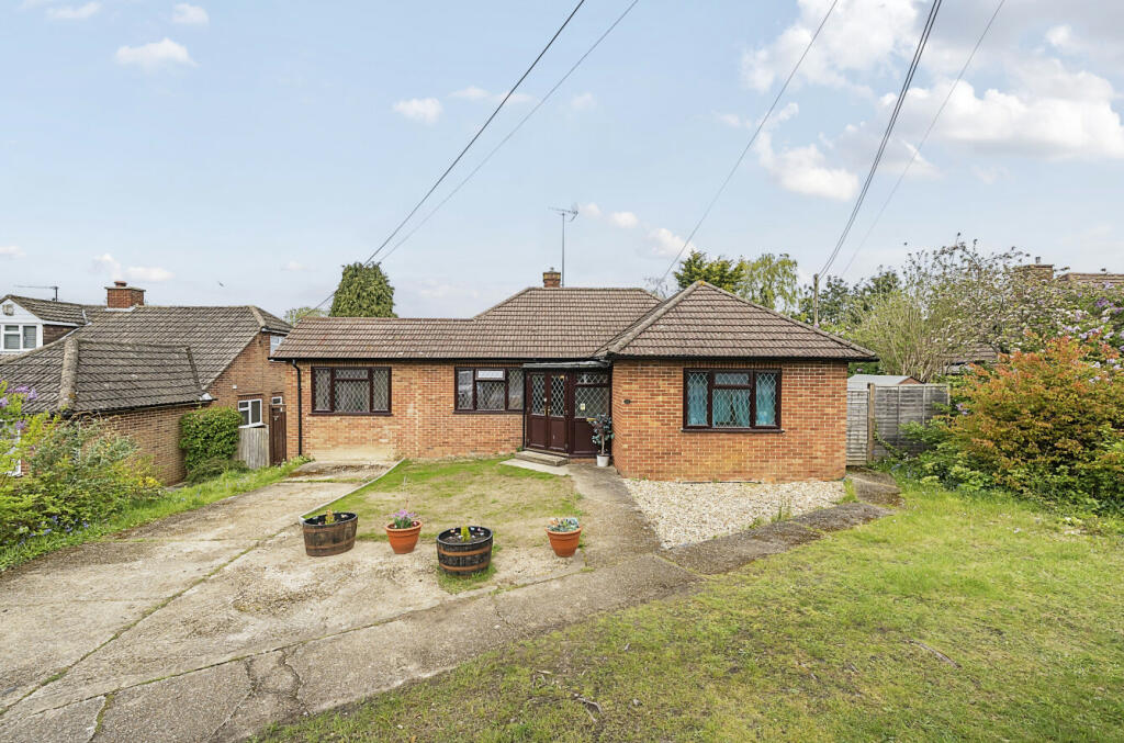 3 bedroom bungalow for sale in Clayhill Road, Burghfield Common