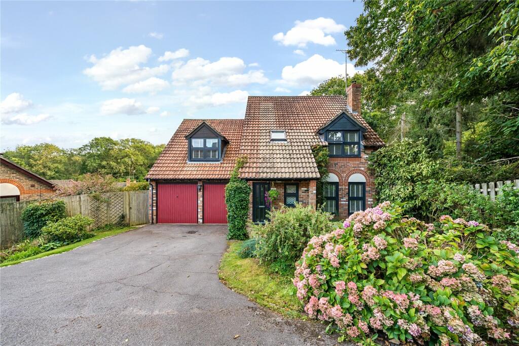 4 bedroom detached house for sale in Tarragon Way, Burghfield Common
