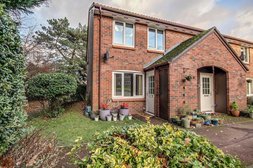 1 bedroom ground floor for sale in Acorn Drive, Wokingham, RG40