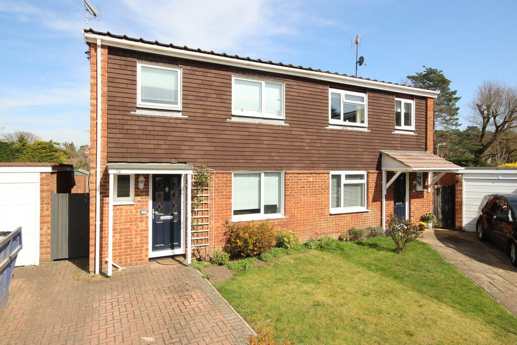 3 bedroom semidetached house for sale in Drake Close, Finchampstead, RG40