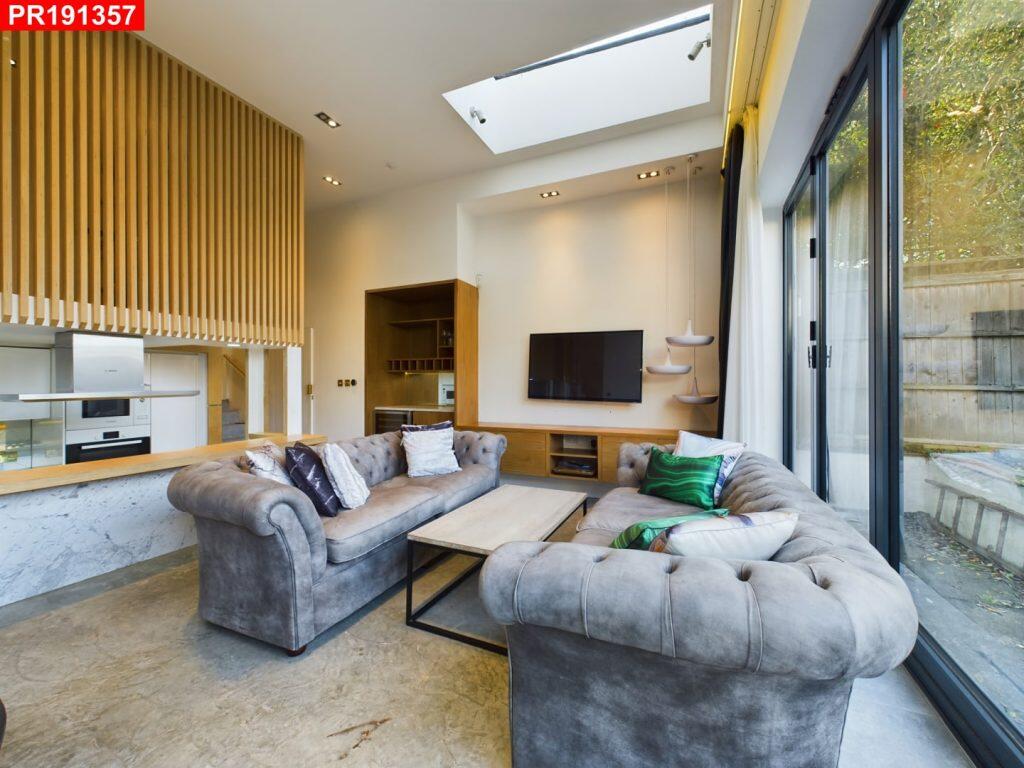 Main image of property: Putney – 4 Bedrooms Flat