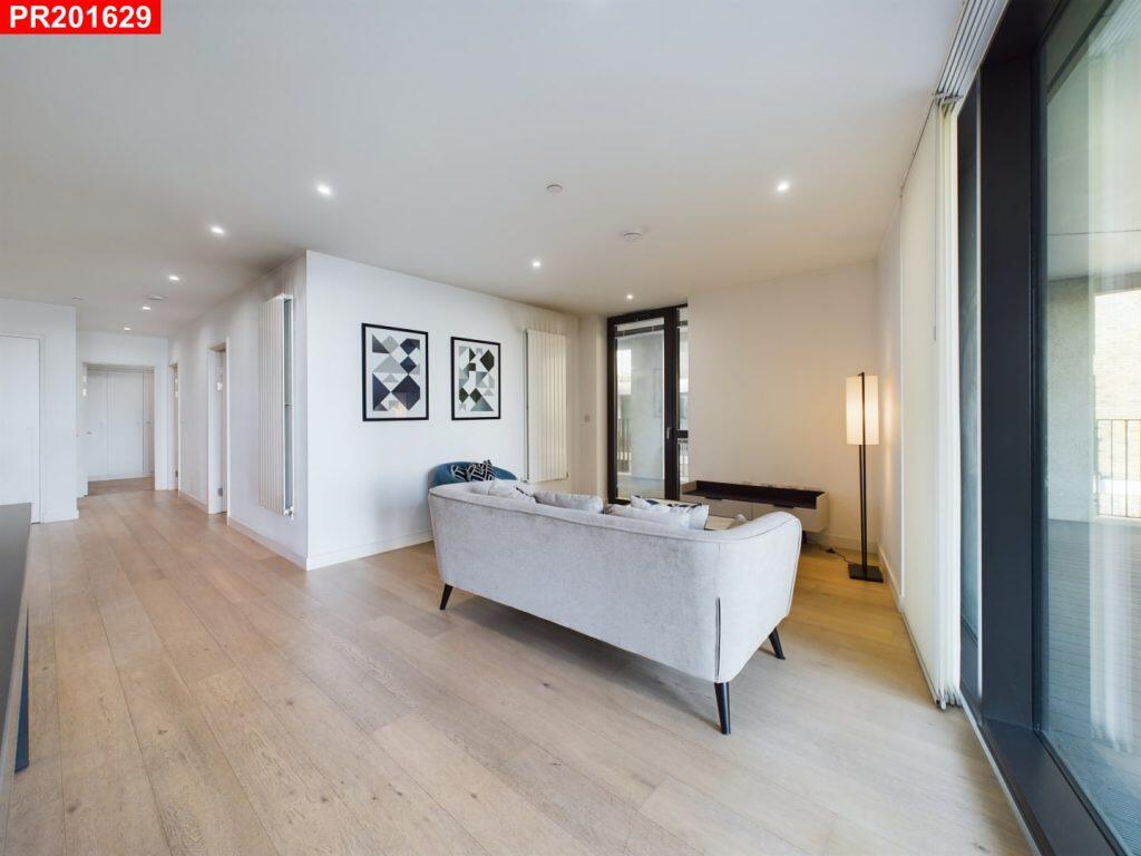 Main image of property: Silvertown – 3 Bedrooms Flat