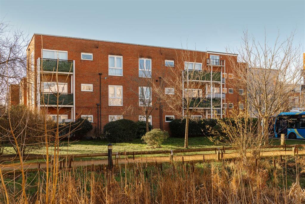 2 bedroom apartment for sale in Canalside, Redhill, RH1