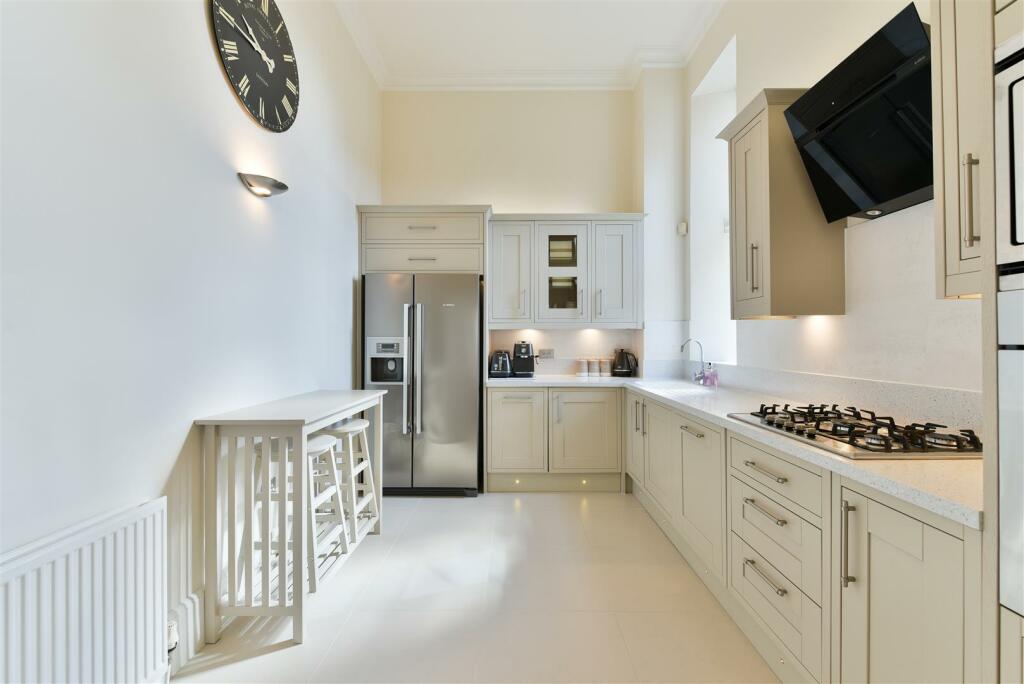 2 bedroom apartment for sale in Royal Earlswood Park, Redhill, RH1