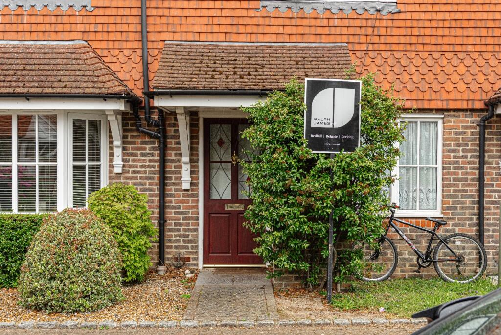 2 bedroom semi-detached house for sale in Priestlands Close, Horley, RH6