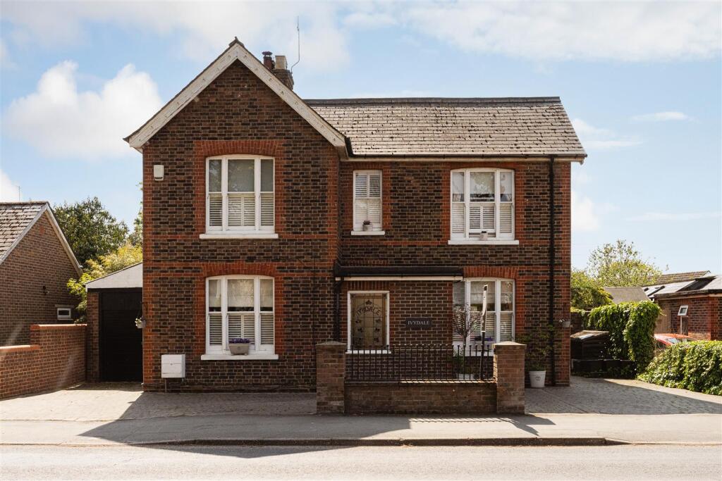 Main image of property: Horley Row, Horley