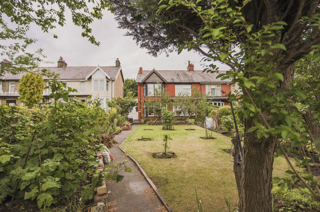 5 bedroom semidetached house for sale in Colne Road, Burnley, BB10