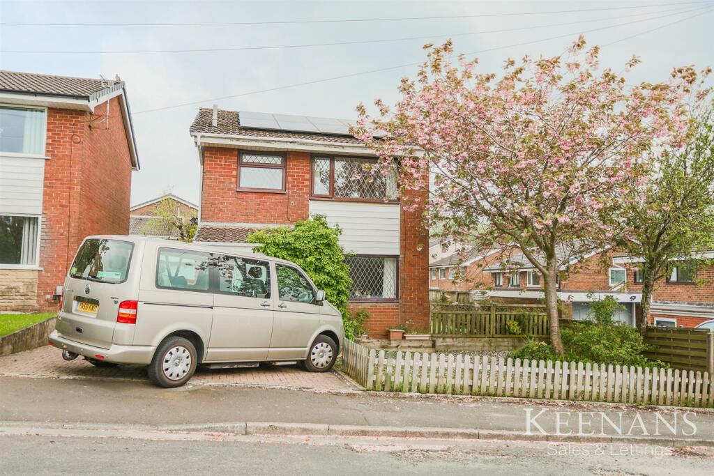 3 bedroom detached house for sale in Sandiway Drive, Briercliffe, BB10