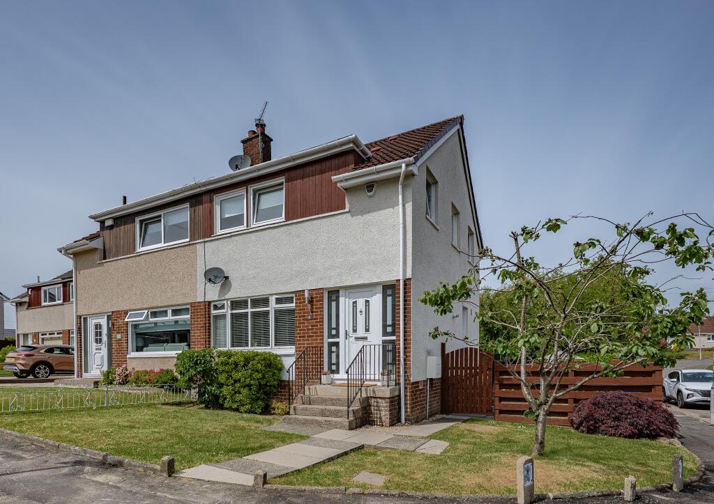 Main image of property: 15 Lindsay Place, Lenzie, G66