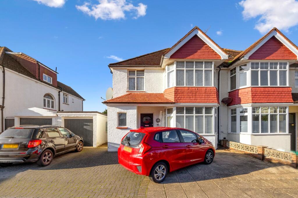 2 bedroom flat for sale in Braemore Road, Hove, East Sussex, BN3