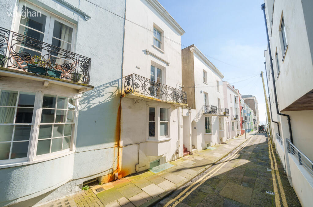 2 bedroom flat for rent in Crescent Place, Brighton, East Sussex, BN2