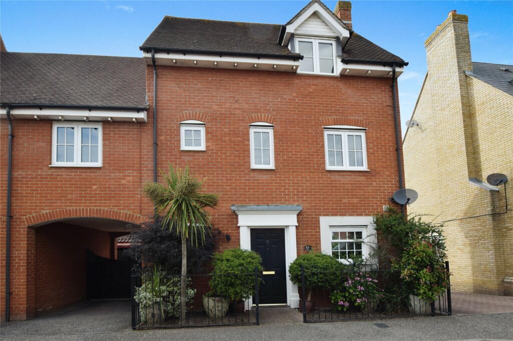 3 bedroom link detached house for sale in Ormesby Chine, South Woodham