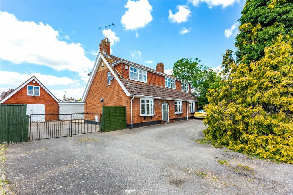 3 bedroom detached house for sale in Hullbridge Road, South Woodham