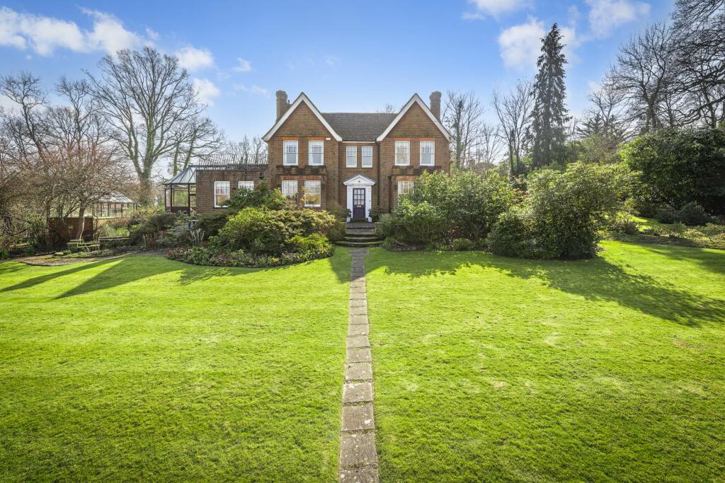 4 bedroom detached house for sale in Vauxhall Lane, Southborough, Tunbridge Wells, TN4