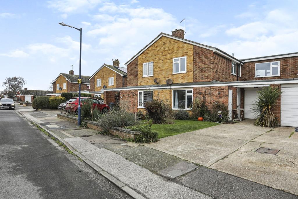 3 bedroom semidetached house for sale in Prestwick Avenue, Felixstowe