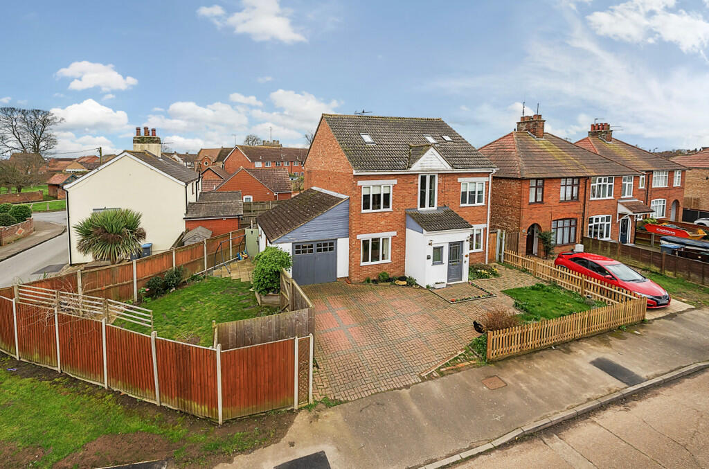 5 bedroom detached house for sale in St. Marys Crescent, Felixstowe